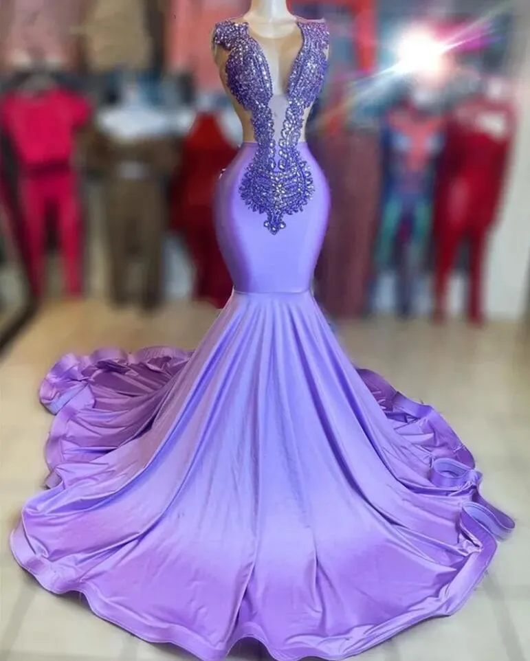 Vestidos de baile de sereia lilás de lavanda 2023 Crystal shorna mancha de graduação no pescoço