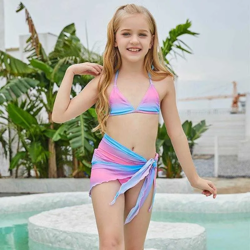 تقسيم الأطفال المفرطين على السباحة قطعتين من ثلاث قطع الرباط فتاة الجملة