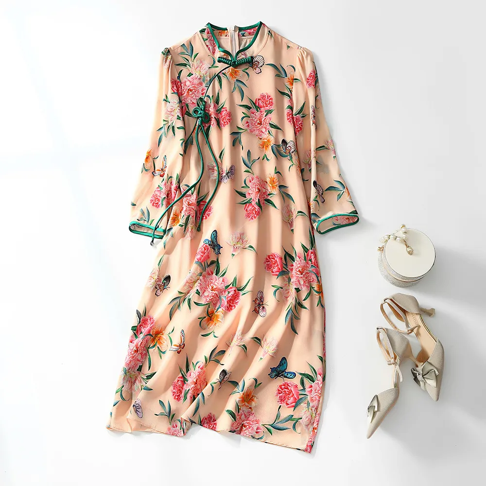 2023 Summer Pink Floral Print Paneled Silk Dress 3/4 Sleeve Stand Collar Knappar Knälängd Casual klänningar C3A250141