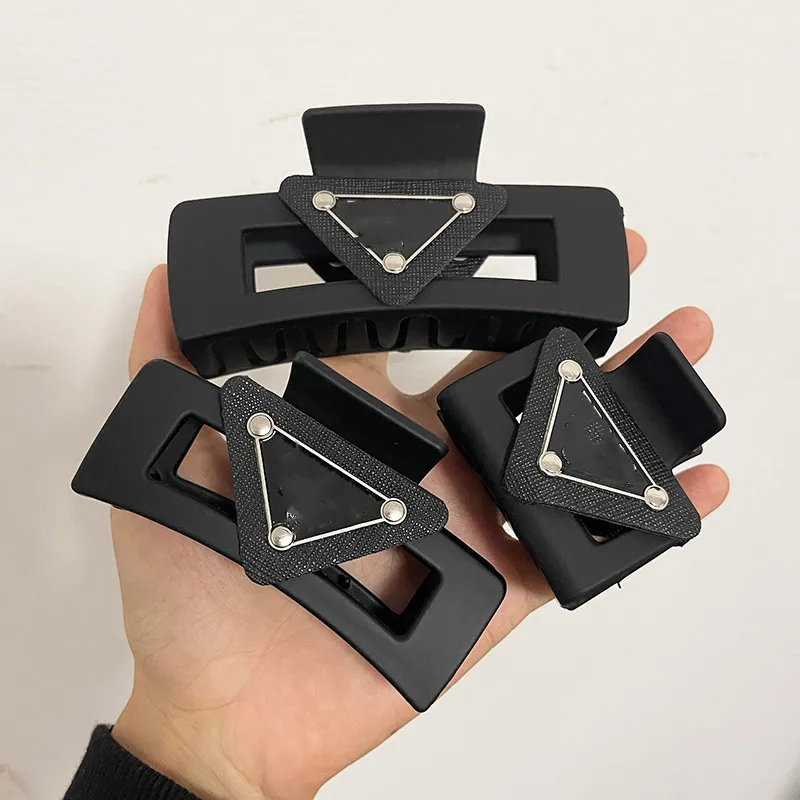 럭셔리 디자이너 클램프 Barrettes Triangle P Letter Hairpin 고품질 브랜드 클래식 다목적 레저 헤어 클립 패션 블랙 상어 헤어핀 헤어 클립