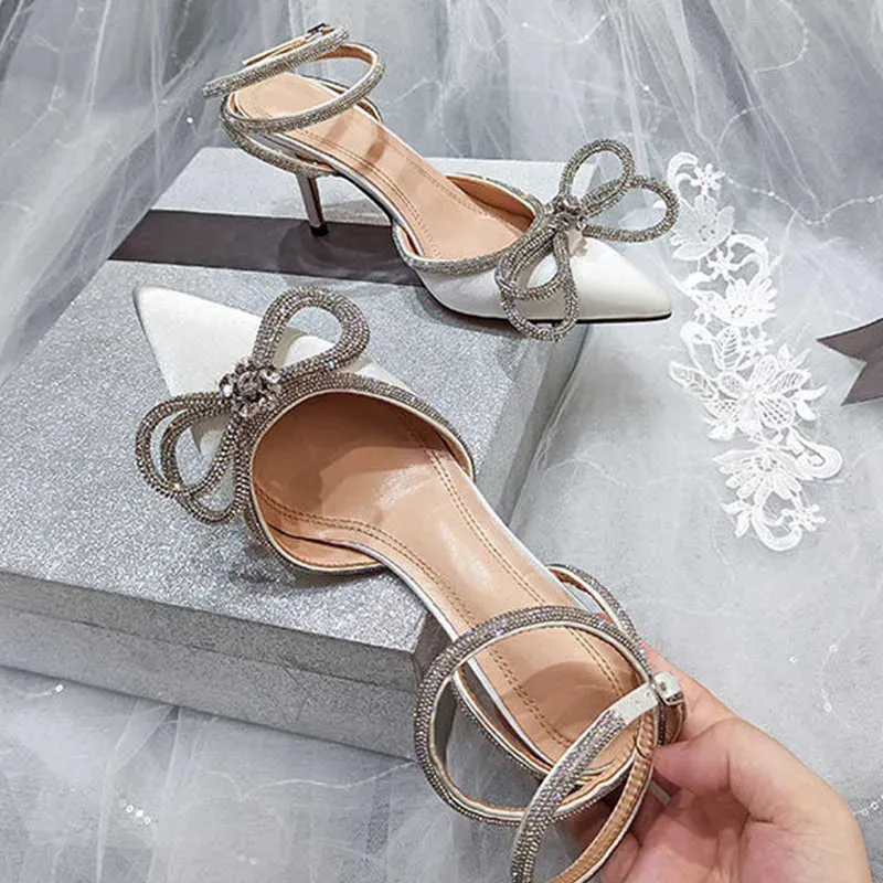 Sandal 2023 Nya mode Glitter Rhinestones Kvinnor Pumpar Crystal Bowknot Silk Point Toe Buckle Strap Thin High Heels Party Prom Shoes
