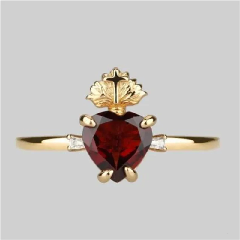 Wedding Rings Creative Red Heartshaped Crystal Cross Ring Temperament Womens Wedding Party Engagement Romantic Jewelry Gifts 230505