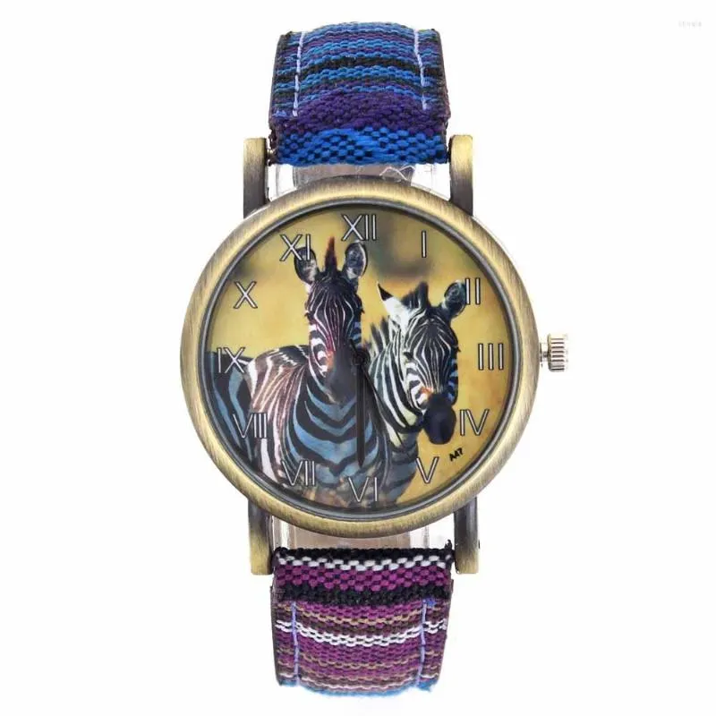 Armbandsur Zebra Dark Horse Steed Fashion Casual Men Kvinnor smycken Canvas tygband Sport Analog kvartsklocka