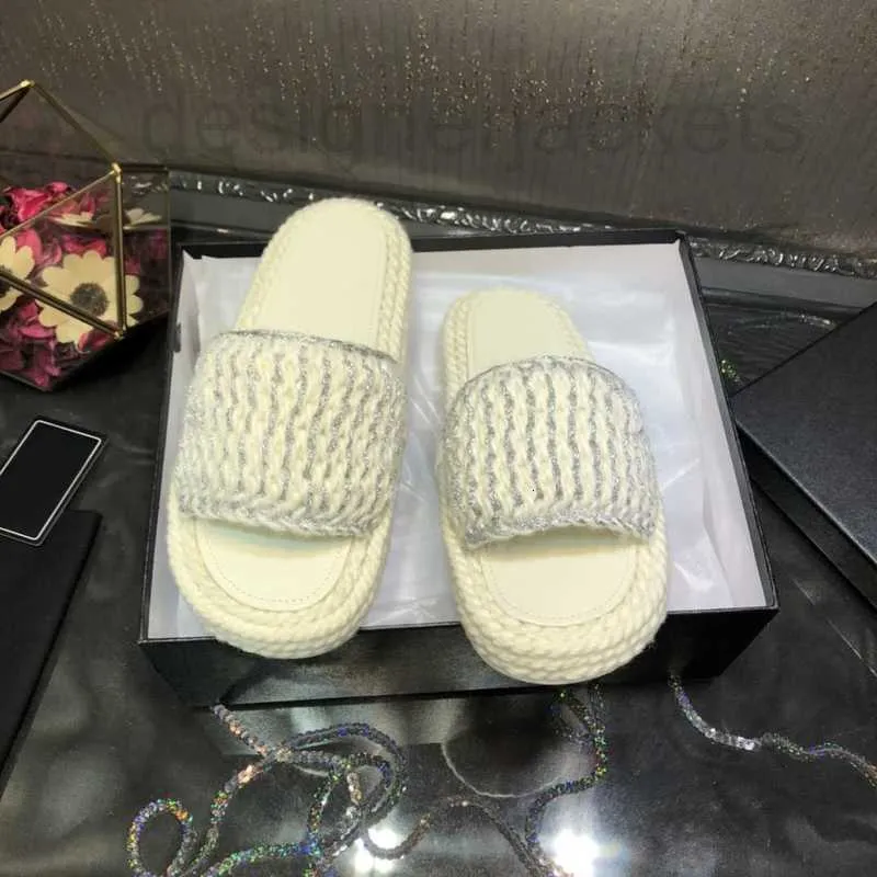 Terlik Tasarımcı Yaz Kadın Katırları Sandal Örgü Örgü Beyaz Kapalı Marka Lüks Moda Klasik Kız Plaj Düz Flip Flops Ayakkabı M21F