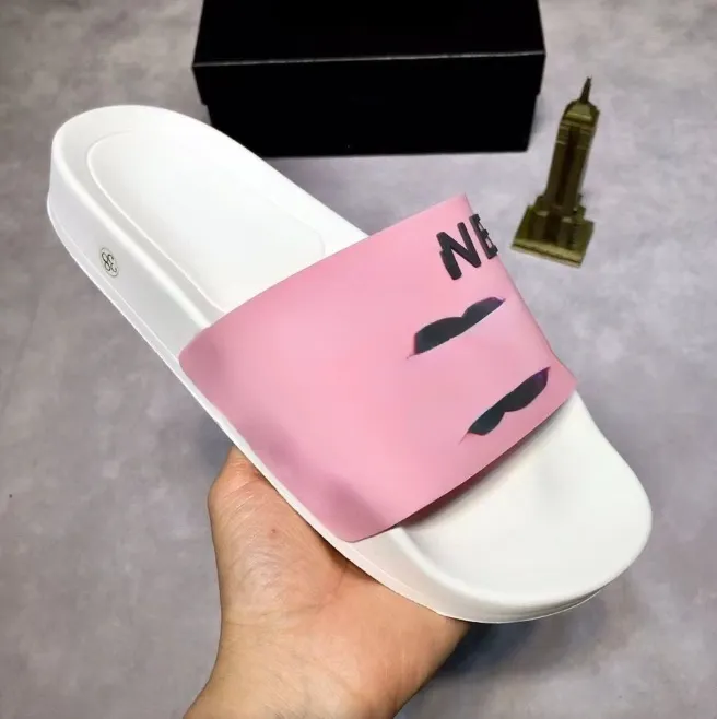 Retail Designer Letters Fashion Brand Par Outdoor Slippers New Word Tjock Bottom All-Matching Slippers Non-Slip Soft Bottom Beach Shoes