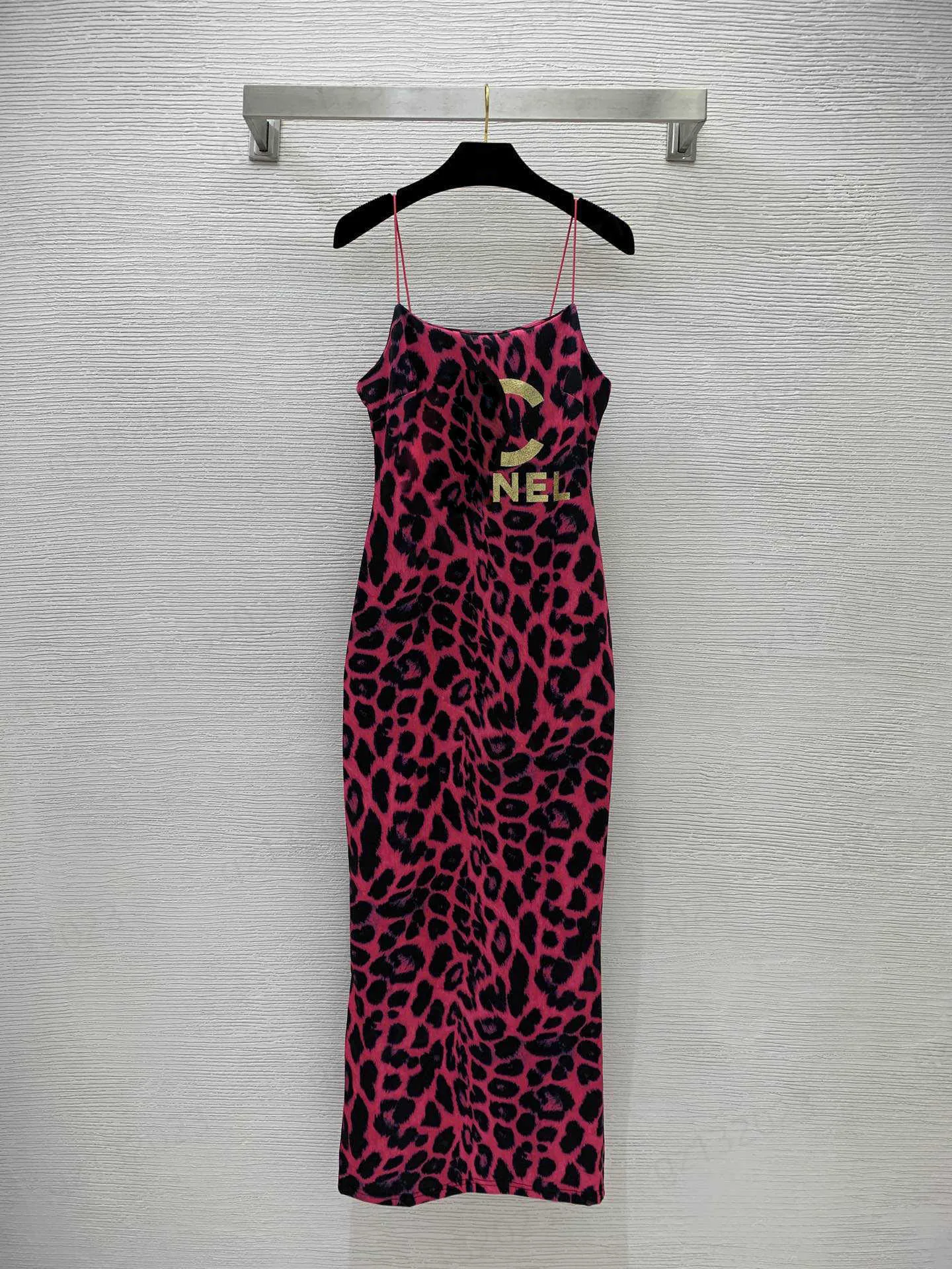 Hot Girl Women Designer Dress Letters Logo grande Stampa leopardata Abiti esterni sexy Abiti con scollo all'anca Abbigliamento da donna in tessuto elasticizzato sottile