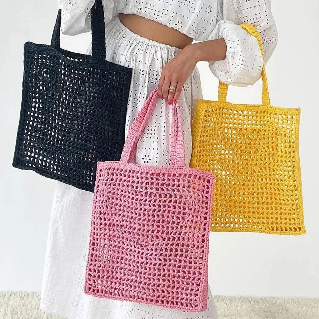 Neuer Stil Luxus rosa Designer-Tasche Stroh Sommer Damen Herren Weben Strandtaschen aushöhlen Handtasche Clutch Tote Umhängetasche Reise Mode Handtaschen Umhängetasche