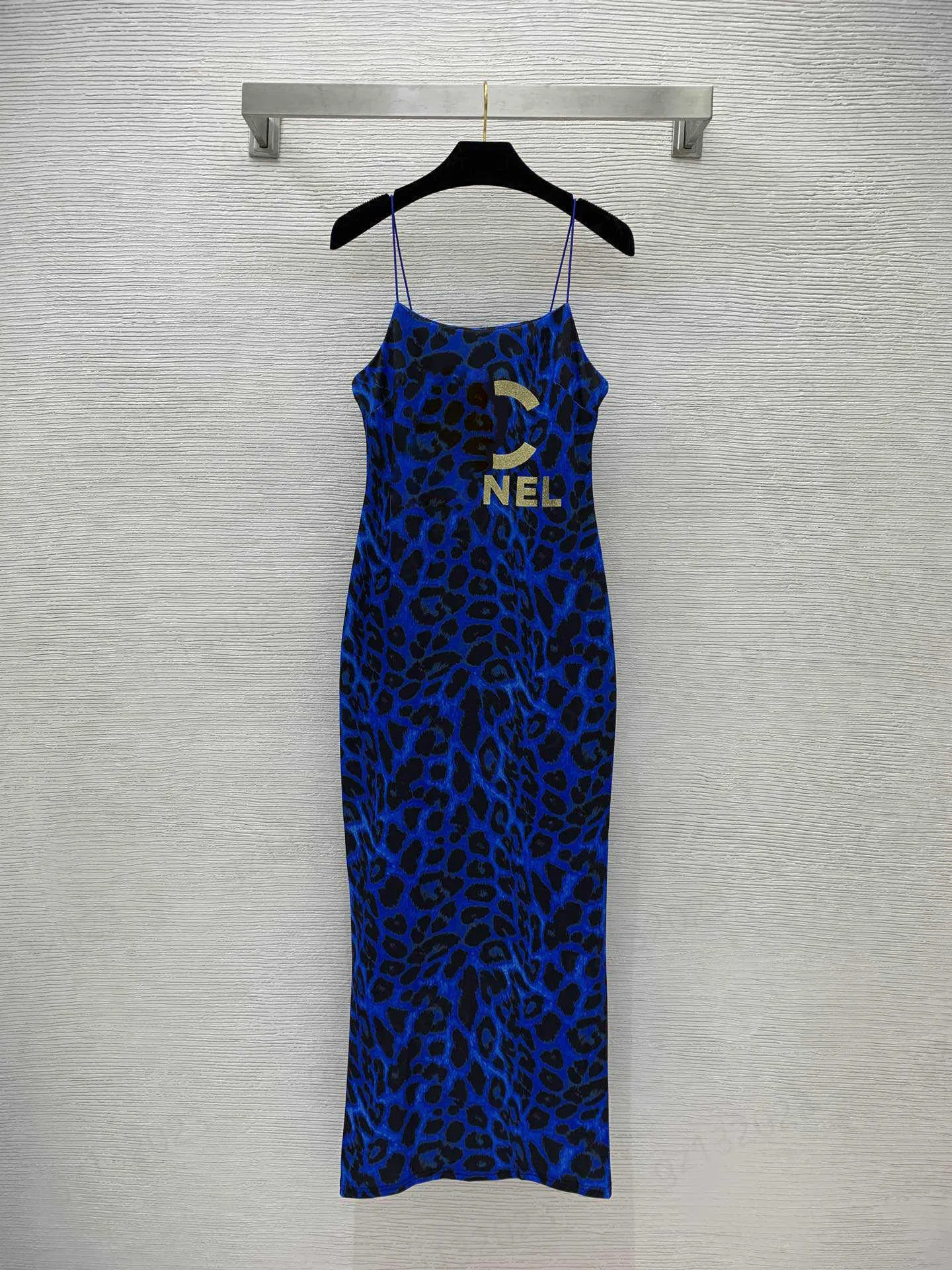 Hot Girl Sexy Dress Slim Lift Peito e Nádegas Letras Big Logo Leopard Imprimir Fora Desgaste Hip Halter Vestidos Stretch Fabric Womens Clothing Designer