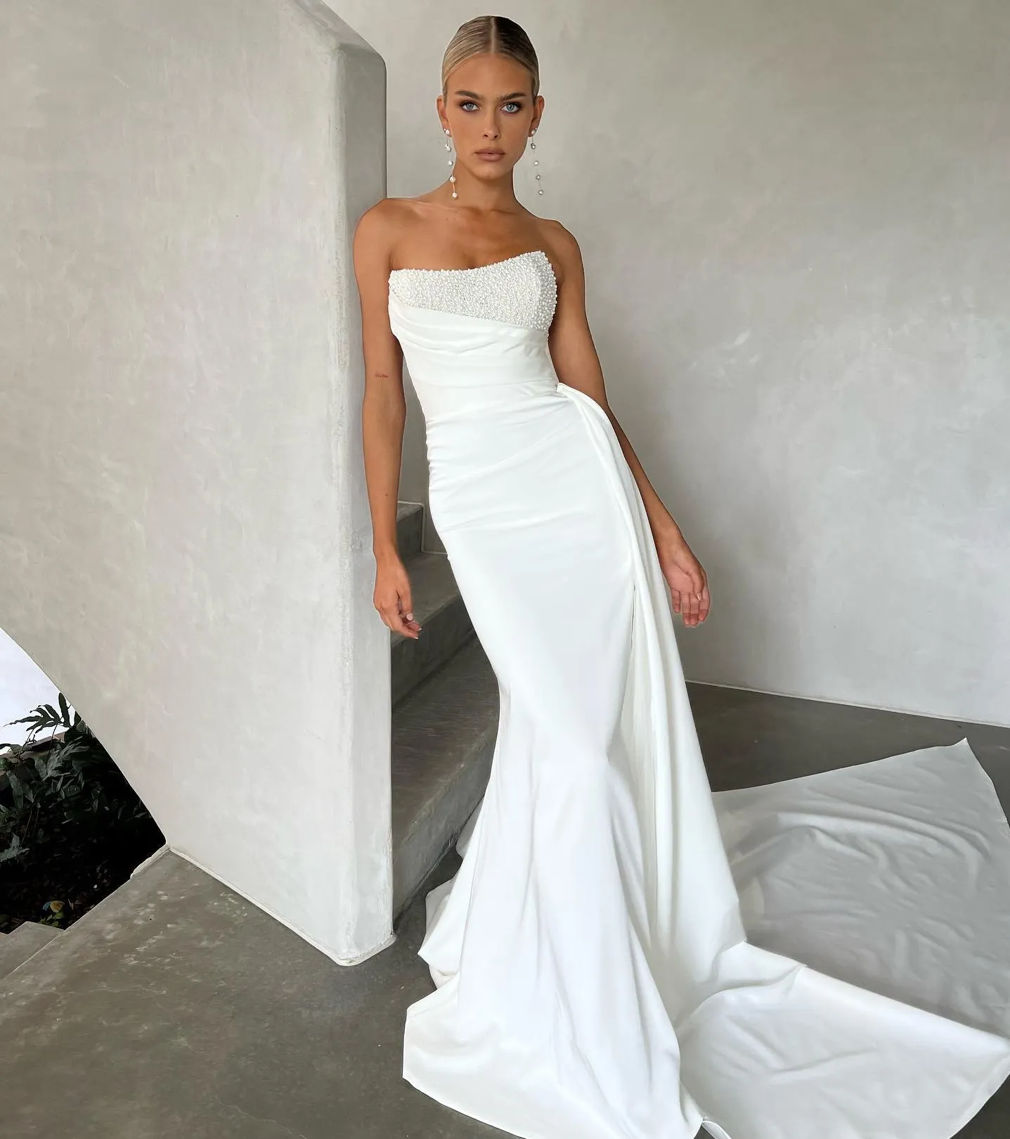 Abito da sposa moderno a sirena senza spalline Perle che borda Backless Boho Abiti da sposa in raso morbido Party 2023 Robe De Mariee Abiti da Noiva