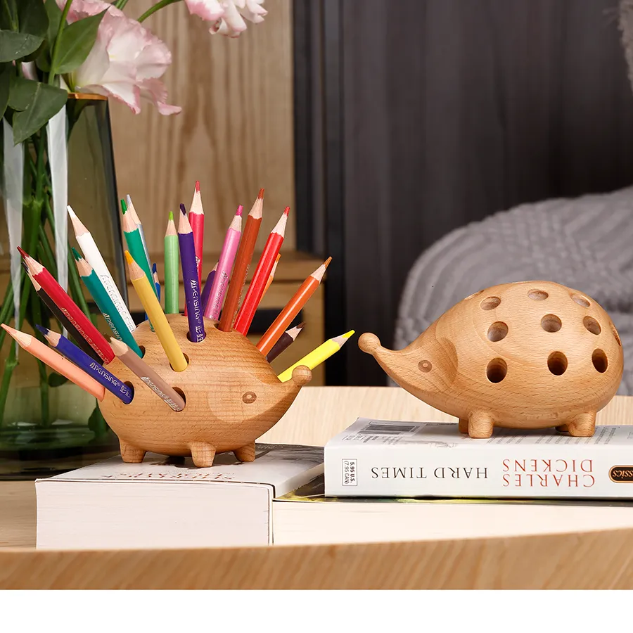 Decoratieve objecten Figurines Solid Wood Carving Hedgehog Penholder is Nordic Home Decoration Art and Craft for Desk Figurines en Kerstcadeau voor kinderen 230506