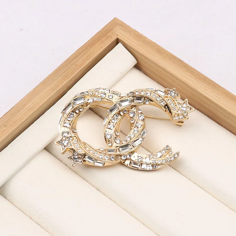 Mulheres de luxo designer broche marca broches 18k banhado a ouro incrustação cristal strass broche charme pérola pino das mulheres jóias acessórios