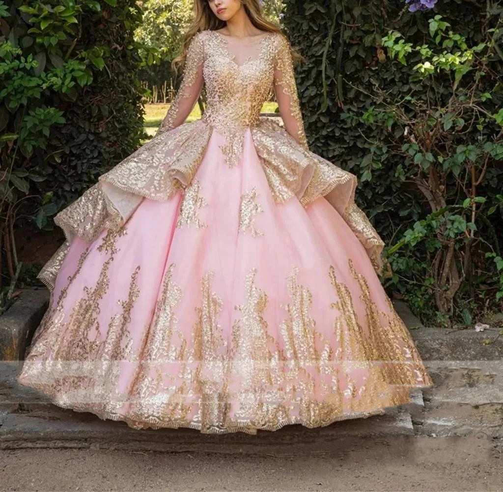 Quinceanera Vestidos Apliques de ouro Princesa Liga de bola rosa de manga longa Cordado com Scoop Tulle Plus Size Sweet 16 Destino Partido de Festa Vestidos de 15 Anos 100