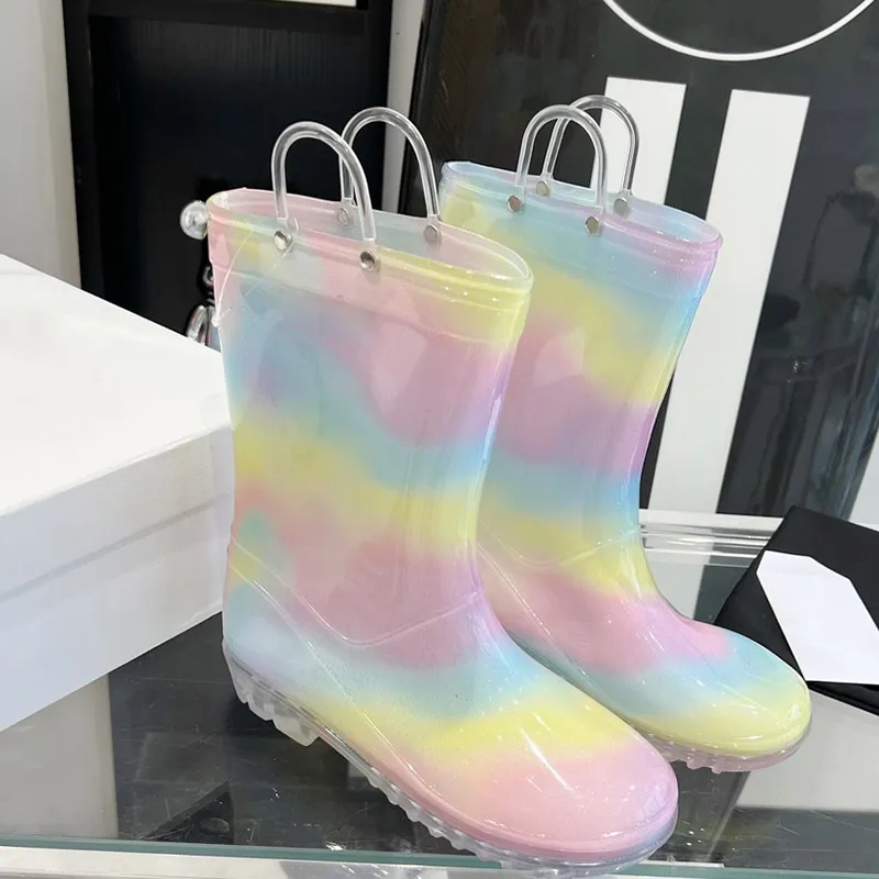 Botas de chuva de designer para mulheres clássicas sola de borracha impermeável ao ar livre sapato casual luxo senhoras rosa meninas deslizamento em sapatos de lazer de salto baixo com saco de poeira