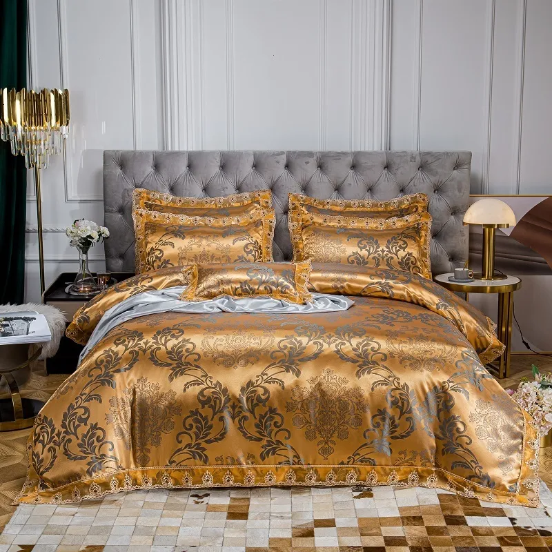 Yatak setleri lüks Avrupa tarzı 4pcs yatak seti yumuşak pürüzsüz altın saten jakard ve dantel kenar nevresim kapak set yatak seti yastık kılıfları 230506