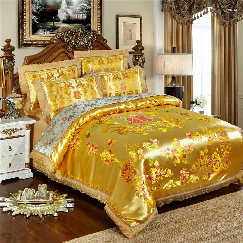 Sängkläder sätter kinesiska bröllop lyxguld loong phoenix blommor broderad jacquard satin spets täcke täcke lakan kuddar