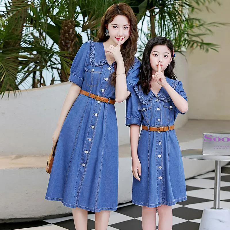 Aile Eşleşen Kıyafetler Ebeveyn-Çocuk Denim Elbise Anne Kızı Eşleştirme Elbiseler Anne Bebek Giyim Sonbahar Kadın Denim Patchwork Elbise 230506