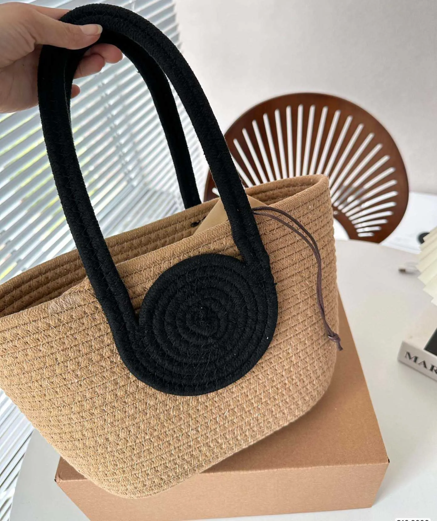 Handgjorda raffia vävda strandpåse tote tote berömda varumärken kvinnor y enkla och mångsidiga shoppingväskor plånböcker 230506