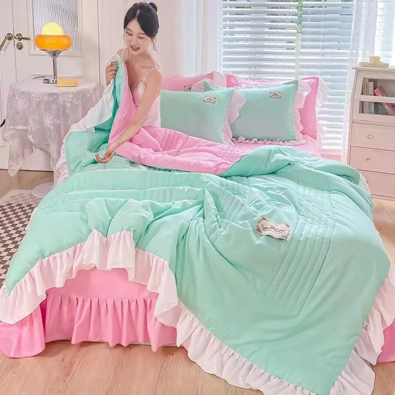 Sängkläder sätter prinsessan vinddesign Summer Quilt Feather Velvet Filling Bed Sheet Pudow Case Simple Color Matching Non Fading Double