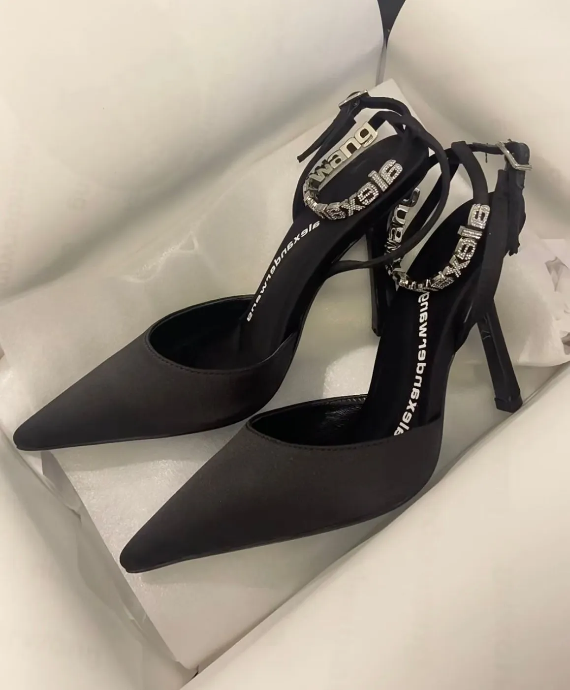 Lüks Yaz Wang Delphine Sandalet Ayakkabı Siyah Sivri Burun Yüksek Topuk Kristal Ayak Bileği Sapanlar Etrafında Markalaşma Parti Düğün Bayan Seksi Pompalar