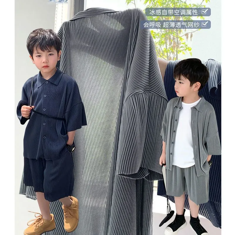 Наборы одежды 2023 Корея -подростки мальчик ребенок, ребристый, распущенные рубашки для одежды 2pcs Летний ребенок повседневной короткий рукав ребенок 230506