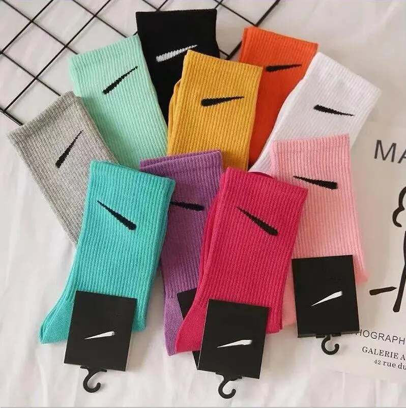 Chaussettes de marque Chaussettes pour hommes Chaussettes pour femmes en pur coton 10 couleurs Chaussettes de sport respirantes et anti-transpiration Alphabet Print Différentes combinaisons de couleurs sont disponibles