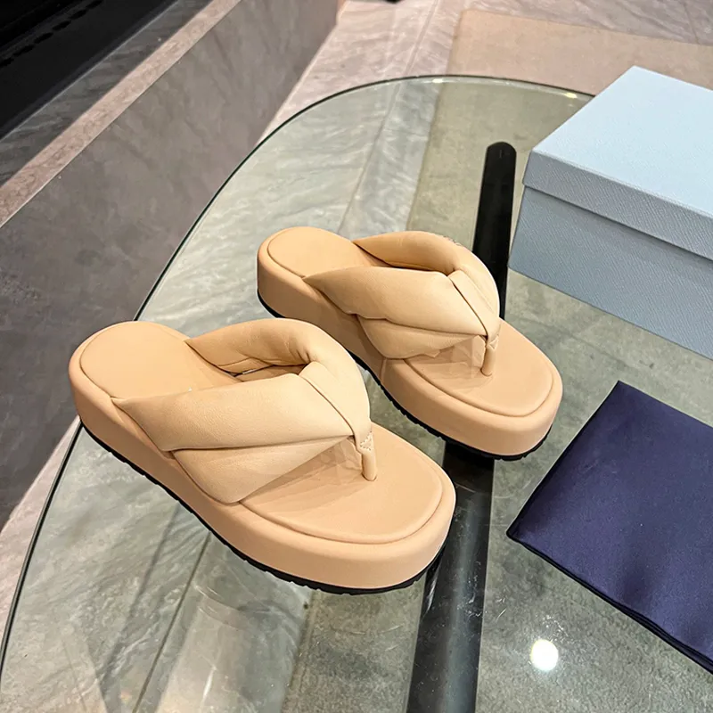 Designer Flip Flops Platform Sandaler vadderade Nappa Triangle Mules Monolith Sandales tjocka botten glider strandskor