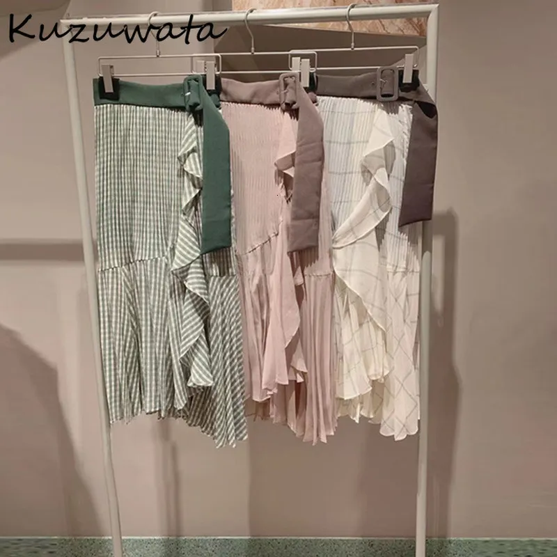 Röcke Kuzuwata Unregelmäßige Plissee-Rüschen Gürtel mit hoher Taille Früher Frühling Jupes Japanisches Plaid Mujer Faldas mit Sicherheitsshorts 230506