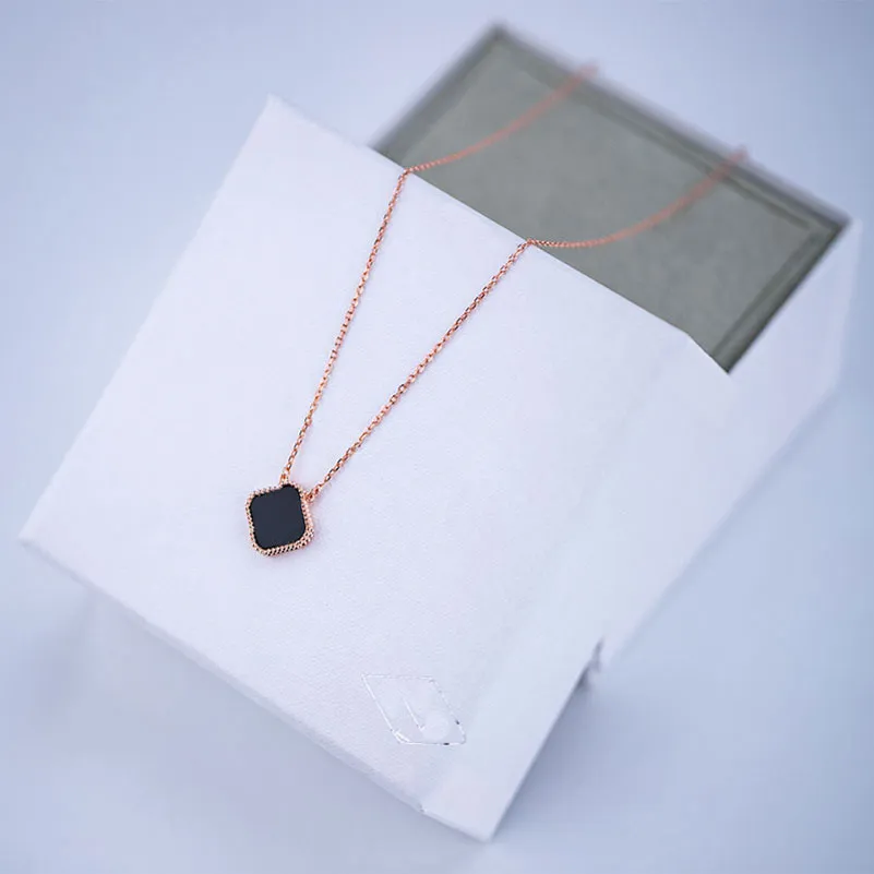 Tasarımcı kolye 4 Dört Yapraklı Yonca Kolye Kolye Van Yonca kolye 18K Altın Kaplama Anneler Günü hediyesi kırmızı lüks takı tasarımcısı mücevher zinciri Collier