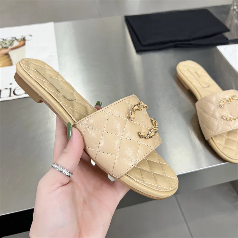 Des pantoufles plates en cuir en relief en relief pour femmes avec decor de chaine mules confortables et elegantes pour une utilisation de plage