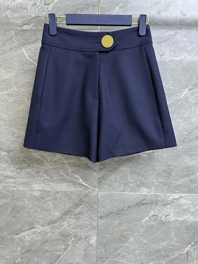 Женские шорты весенние и летние коллекции - это простые, но отличительные ткани четкие формы