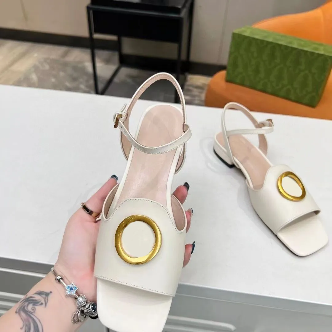 2023 Zachte lederen sandalen blondie slippers platte hak hoog lederen metaal ronde gesp buckle luxurys g ontwerpers dames mode strandschoenen sandalen