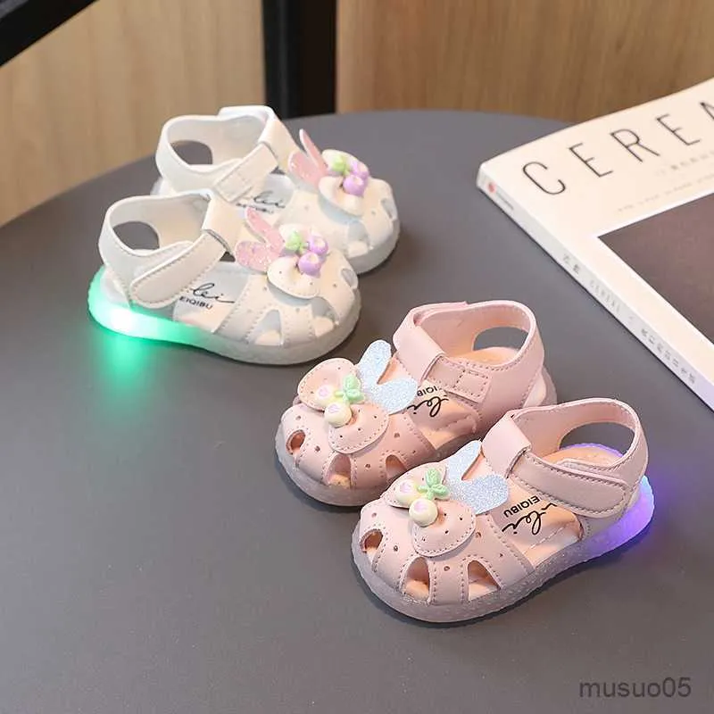 Sandaler 2023 Spring Summer Baby Girls Sandaler Soft Sole Sole Princess Shoes Toddler LED Light First Walkers Kids Beach Shoes