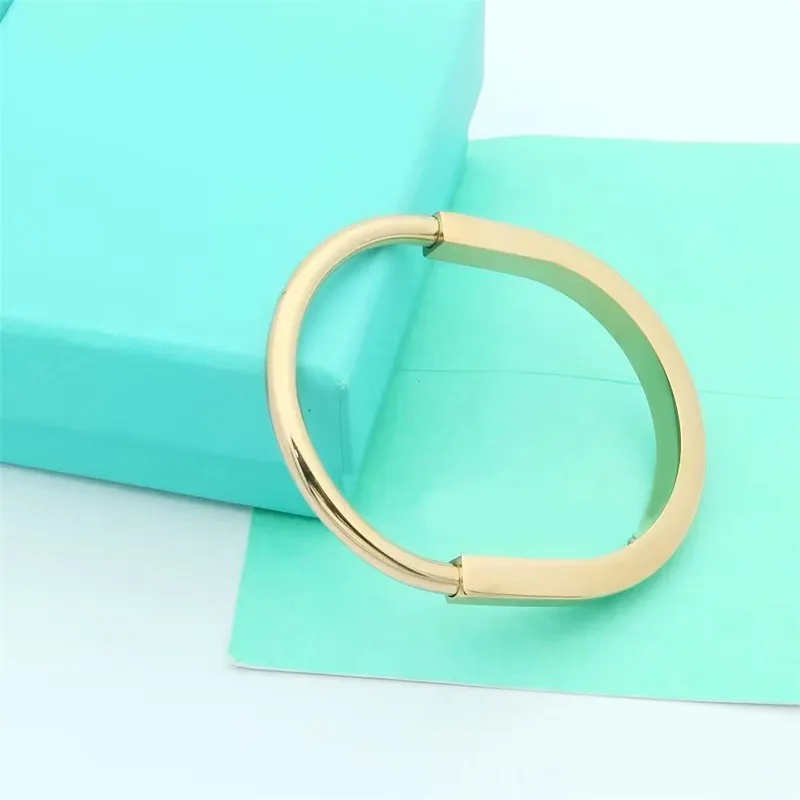 Designer Bangle Charm Armband Armbanden Vrouwen Brief Sieraden Plated Titanium Staal Gouden Manchet Fashion Party Accessoires
