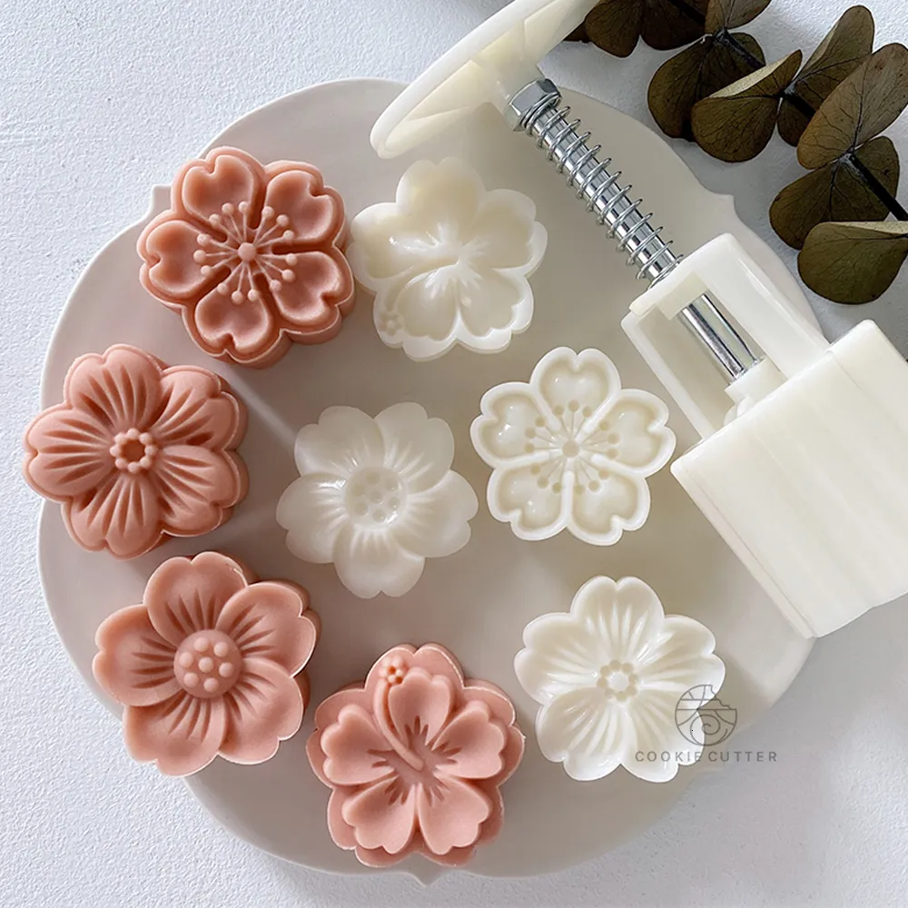 Baking Moulds 4PcsSet Mooncake Mold Cherry Blossom Flowers Sakura Pattern Stamps Hand Press Mold Plungers Pastry Tools Mid-autumn Festival 230506