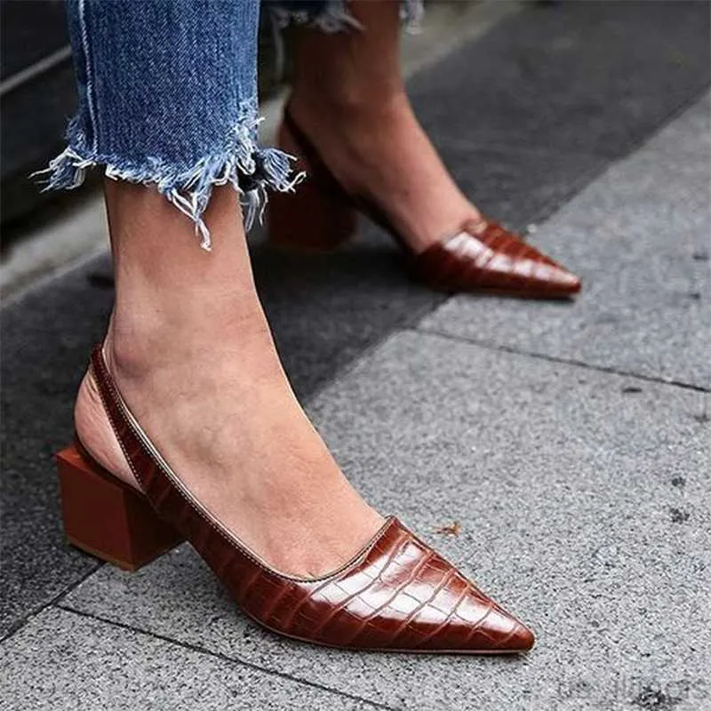 Chaussures habillées Femmes Pointu Toe Vintage Sandales Dames Square Med Talons Femmes Slip sur PU Cuir Chaussures Femme Summer Party Pompes Plus Taille