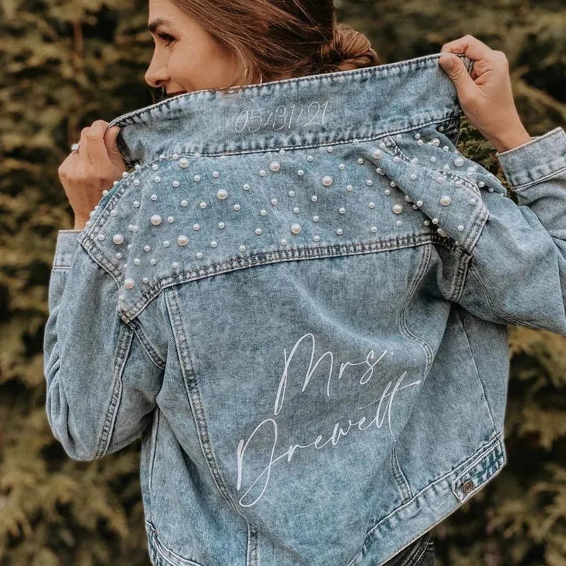 Damenjacken PERSONALISIERTE Statement-Denim-Brautjacke Benutzerdefinierter Name Perlendetail MRS-Jacke Benutzerdefinierte Datumsplatzierung am Kragen Brautgeschenk 230508