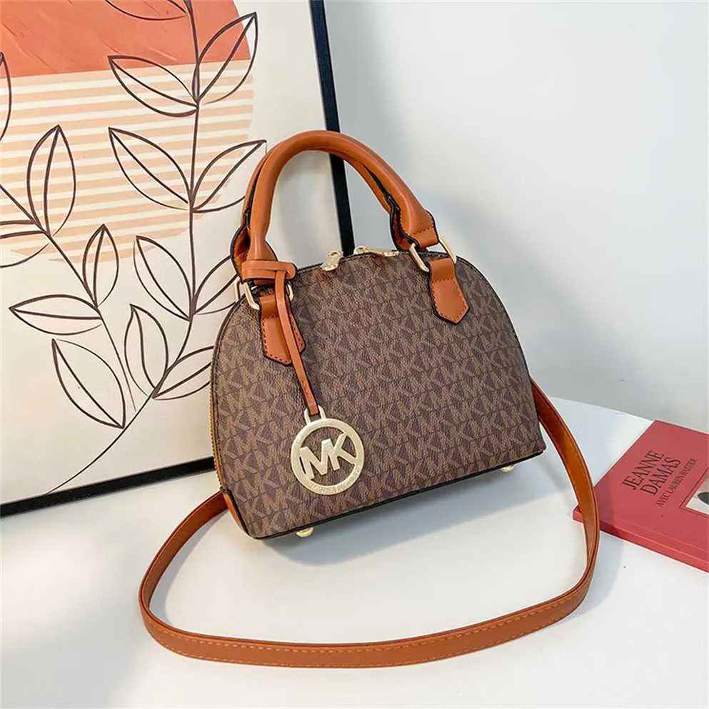 Bolsa de bolsas baratas à venda 2023 Bola nova feminina One ombro Crossbody Letter de grande capacidade estilo de moda