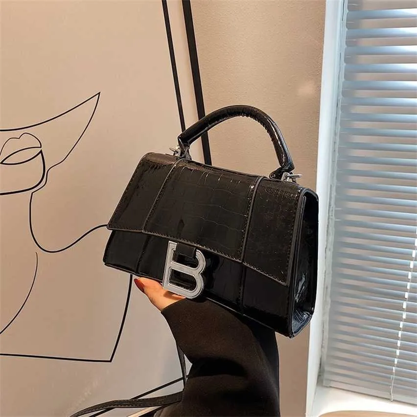 Üst düzey kum saati çantası Kadınlar 2024 yeni modaya uygun ve çok yönlü el internet kırmızı bir omuz crossbody tasarımcı çanta çevrimiçi satış