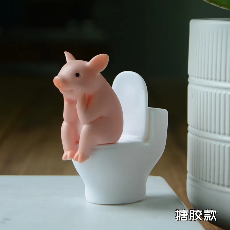 Obiekty dekoracyjne figurki Śliczna świnia siedząca na Toalet Animal Pułap Pvc Model akcji dekoracja mini kawaii zabawka dla dzieci