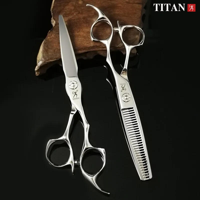Ножницы для волос титаны с парикмахерами.