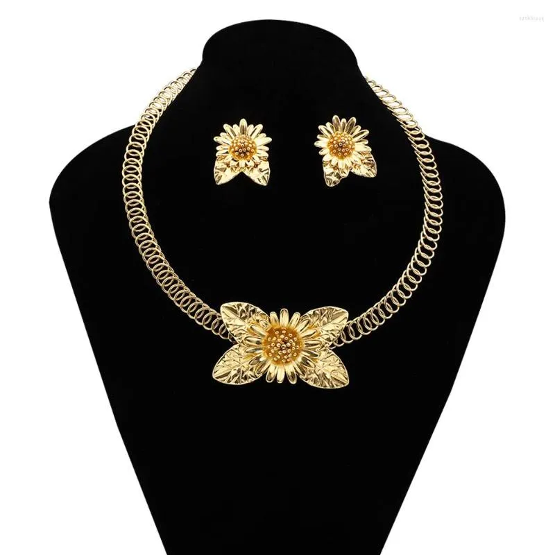 Серьги ожерелья устанавливают 24K Золотые цветочные подвески цветочные украшения ювелирные украшения Африка Женская свадебная вечеринка подарка на день рождения свадебный день