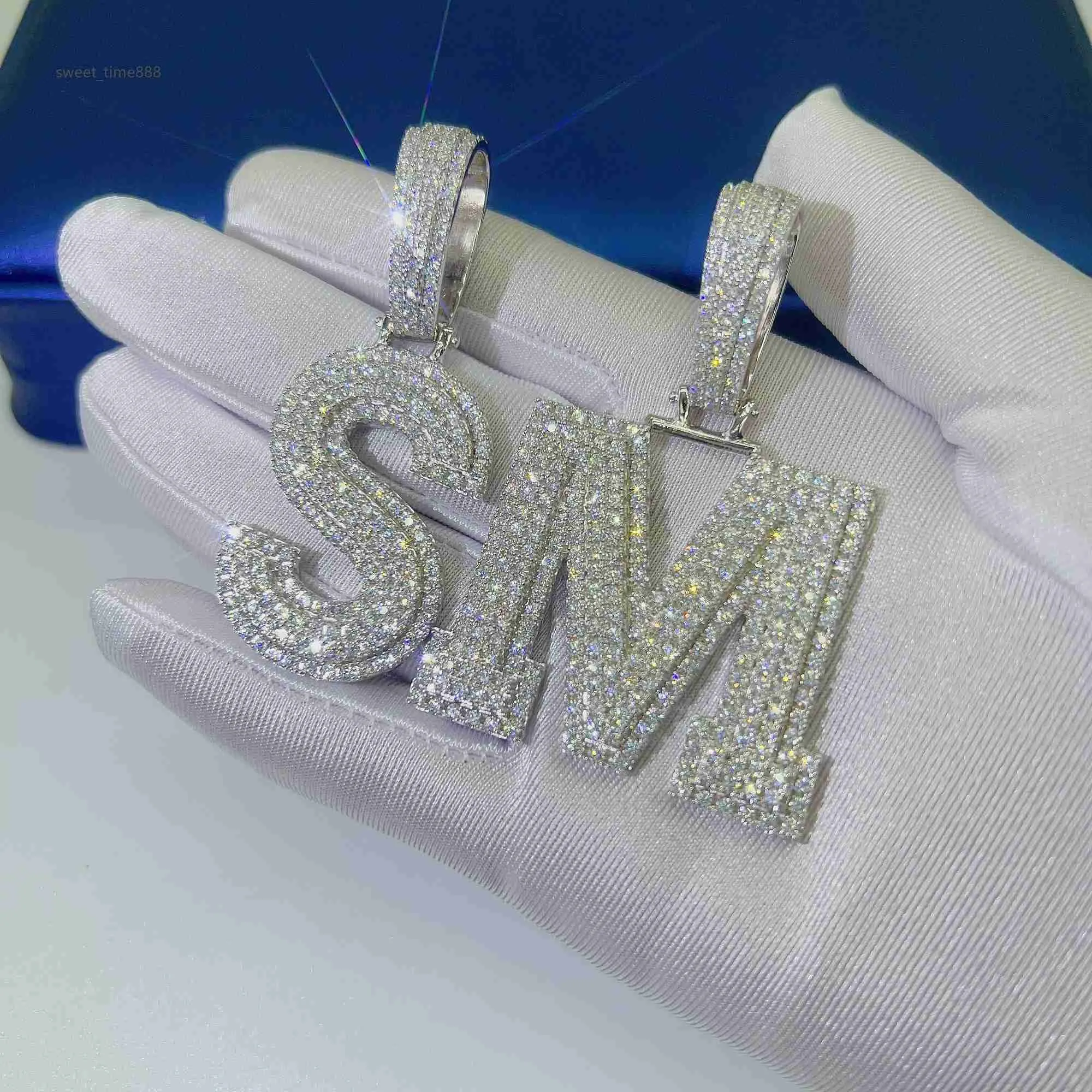 Op maat gemaakte ijsje uit Sterling Sier volledig VVS Moissanite Diamonds eerste letter ketting hanger met 15 mm gesp.