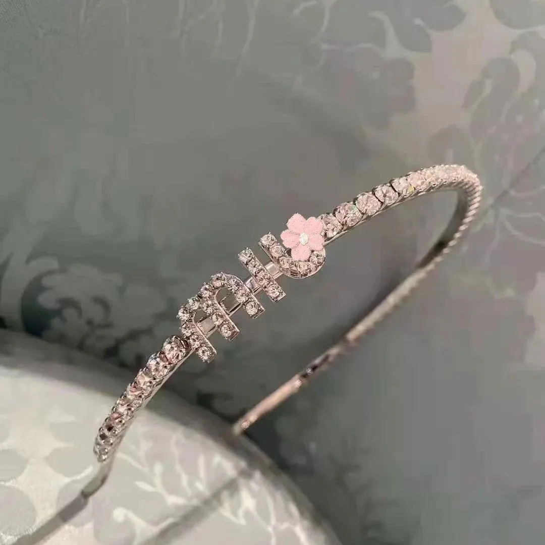 A nova festa de banda de cabelo MIU está cheia de diamantes. A Sra. Hairband viaja para fora da rua no verão.