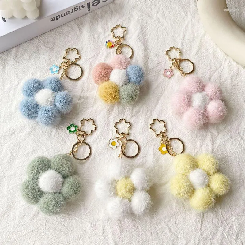 Keychains Lanyards Keychains Söt pompom vinterplyschblomma Keyring med hårboll Kvinnor Bilnycklar Keychain Wholesale Fashion Accessories 2023 Kuar