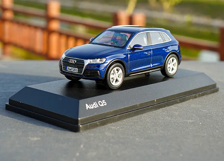 Diecast model 1 43 Audi Q5 Model auto metalen legering speelgoedauto voor kindercadeaus Collection Display 230509