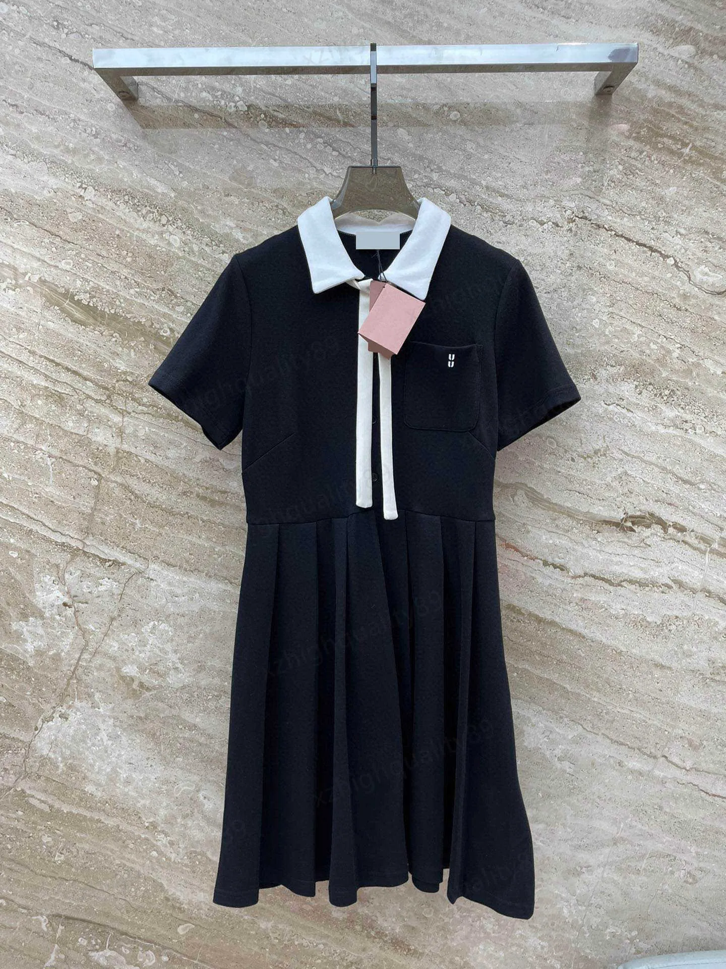 Dresses Designer Womens Miu 23ss Letter Pocket Tag Decorated Clashing Lapel Polo Short Sleeve Pleated Dress Fashion Black White Patchwork Summer for Women