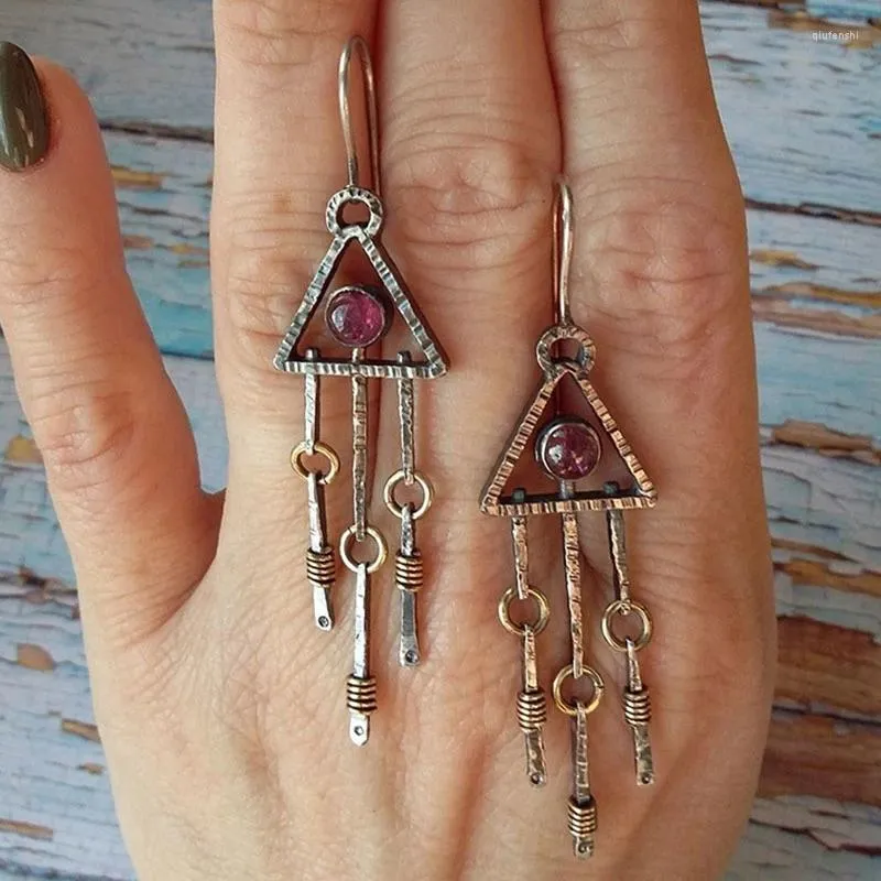 Brincos de bronzeamento de metal triângulo para mulheres vintage Ethnic Holloid Inclado Red Stone Declaração pendurada Jóias