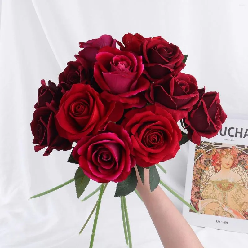 Fiori Decorativi Bouquet Di Rose Rosse Artificiali Flanella La Decorazione  Della Tavola Di Casa Simulazione Di Matrimonio Piante Finte Decorazione Di  San Valentino Da 5,48 €