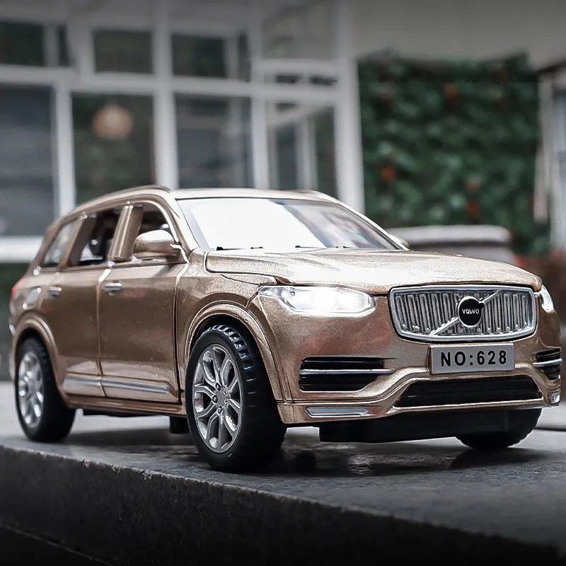 Diecast Model 1 32 Diecast XC90 SUV Model Toy Porte apribili Tirare indietro Musica Light Car Giocattoli per bambini Bambini Regali di Natale 230509