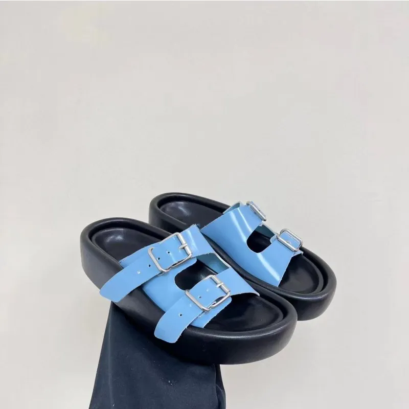 디자이너 브랜드 슬라이드 패션 플랫 슬리퍼 여성 여름 신발을위한 여름 신발 2023 두꺼운 단독 샌들 리아 T